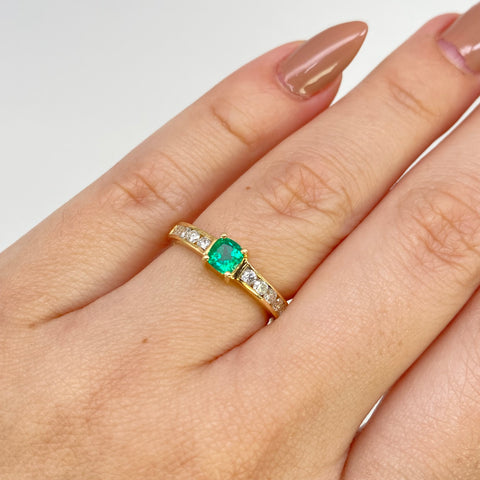 Anillo Solitario / 30 Pts De Esmeralda / 30 Pts De Diamantes Oro amarillo 18k / Talla 5 3/4 / 2,85 Gr *