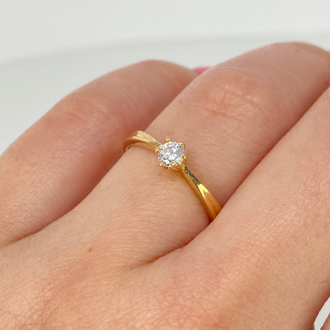 Anillo Solitario Circon Blanco Central Oro amarillo 18k / Talla 6 1/4 / 1,45 Gr †