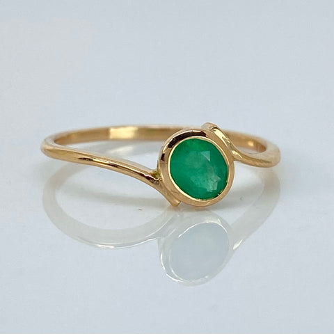Anillo Solitario Esmeralda Ovalado 53PTS Oro amarillo 18k / Talla 6 1/4 / 1,5 Gr