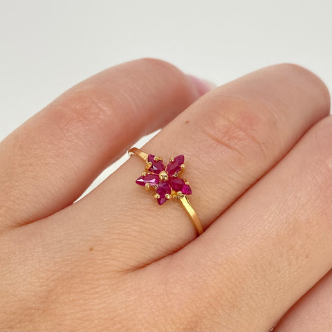 Anillo Flor Circones Fucsias Oro amarillo 18k / Talla 6 3/4 / 1,04 Gr