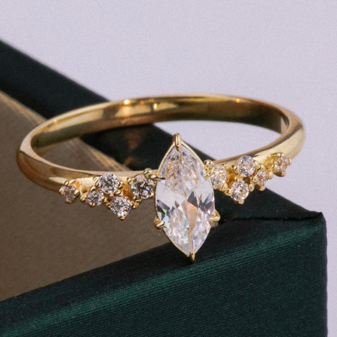 Anillo Solitario Marquis Circones Blancos POR FABRICACION Oro amarillo 18k / Talla 6 / 1,67 Gr *