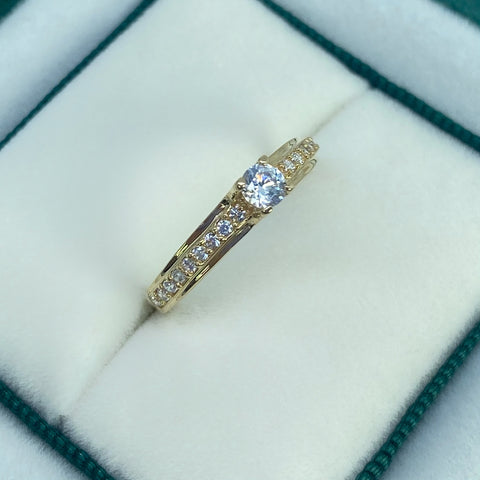 Anillo Circones Blancos Oro amarillo 18k / Talla 5 3/4 / 1,82 Gr *