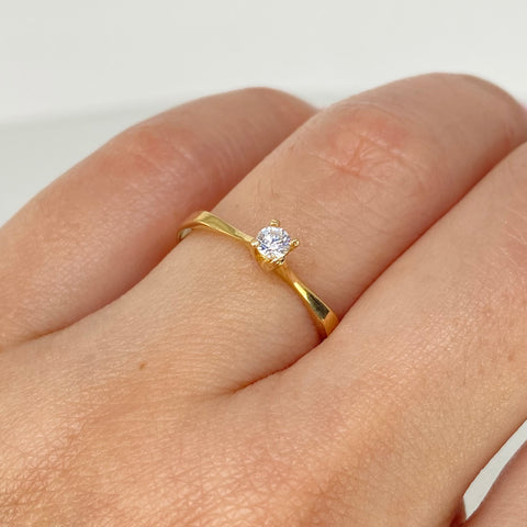 Anillo Solitario Linea Curva Circon Blanco Central Oro amarillo 18k / Talla 7 1/4 / 1,34 Gr *