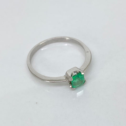 Anillo Solitario Esmeralda 0.4CT Oro blanco 18k / Talla 7 1/4 / 1,8 Gr *