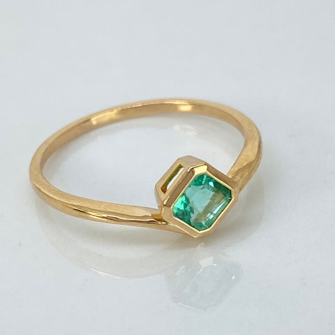Anillo Solitario Esmeralda Rombo 55PTS Oro amarillo 18k / Talla 6 3/4 / 1,7 Gr