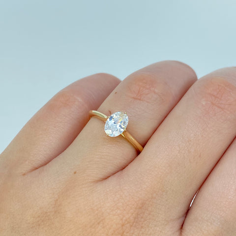 Anillo Solitario Circon Ovalado POR FABRICACION Oro amarillo 18k / Talla 6 / 2,55 Gr *