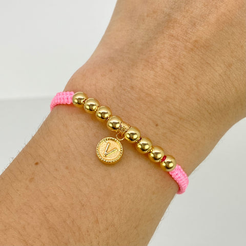 Pulsera tejida Dije Letra V / BL 8uni 5mm / Hilo Rosa Oro amarillo 18k 1,16 Gr *