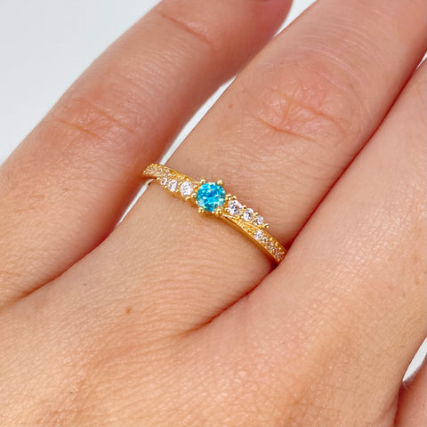 Anillo Solitario Circones Blancos Celeste Oro amarillo / Talla 6 1/4 / 1,65 Gr