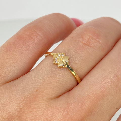 Anillo Trebol Liso / Con Circones Blancos Oro amarillo 18k / Talla 6 1/2 / 1,10 Gr †