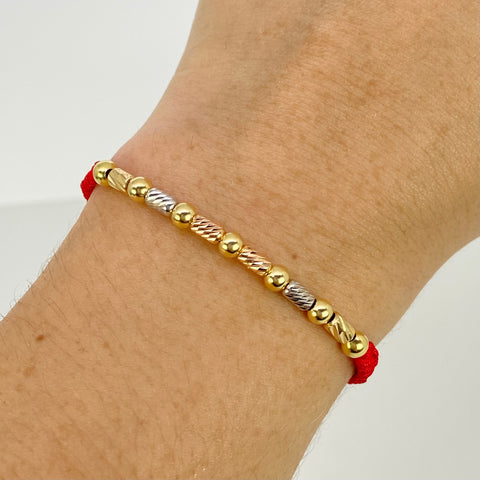 Pulsera tejida Bolas Lisas 7uni 4mm / Cilindros 8uni 3mm / Hilo Rojo Tres oros 18k 1,48 Gr *