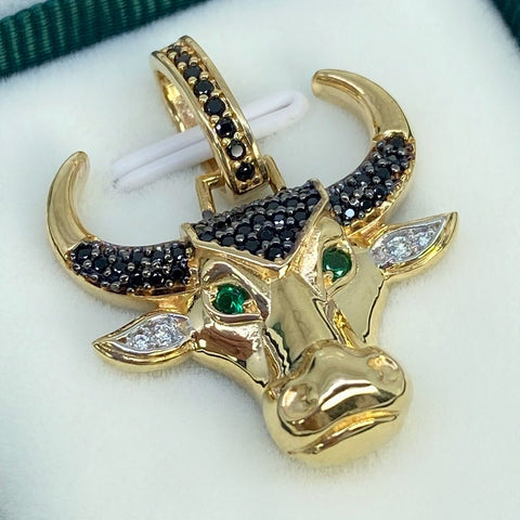 Dije Toro Circones Blancos Negros Y Verdes Oro amarillo 18k 5,8 Gr / 2,9 Cm  *