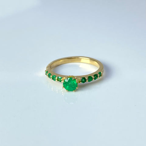 Anillo 9 Piedras De Esmeraldas / 50 Pts de Esmeraldas  Oro amarillo 18k / Talla 6 3/4 / 3,0 Gr †