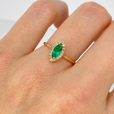 Anillo Marquiz Esmeralda 38PTS Diamantes 8PTS Oro amarillo / Talla 5 3/4 / 1,65 Gr *