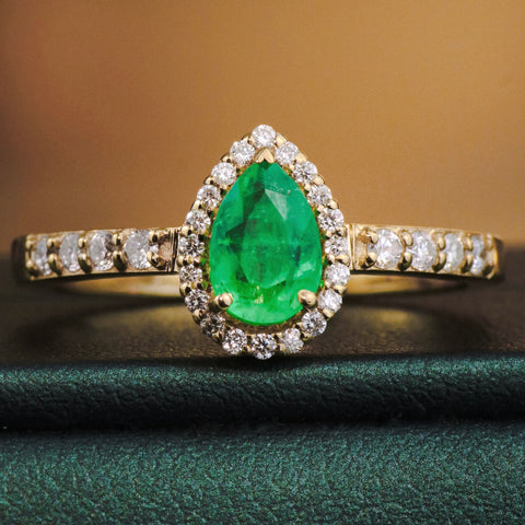 Anillo Solitario Lagrima Esmeralda y Diamantes POR FABRICACION Oro amarillo 18k / Talla 6/10 / 4,21 Gr *