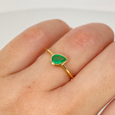 Anillo Solitario Esmeralda Lagrima 80PTS Oro amarillo 18k / Talla 6 / 1,45 Gr