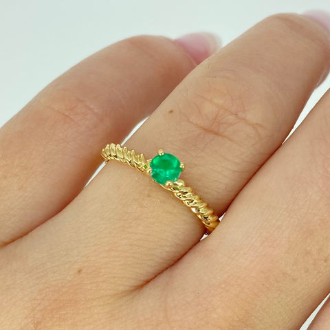 Anillo Solitario Esmeralda Entorchado 0.26 CT  Oro amarillo 18k / Talla 6 1/2 / 2,05 Gr *
