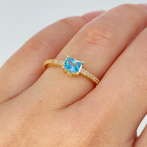 Anillo Solitario Rectangular Circones Blancos Celestes Oro amarillo / Talla 7 3/4 / 2 Gr †