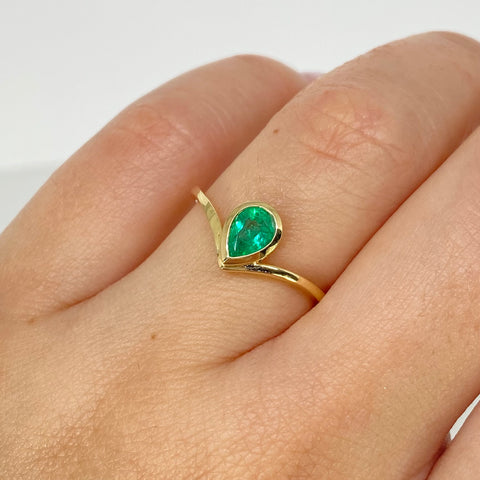 Anillo Solitario Lagrima Esmeralda 0.48CT  Oro amarillo 18k / Talla 6 3/4 / 1,9 Gr *