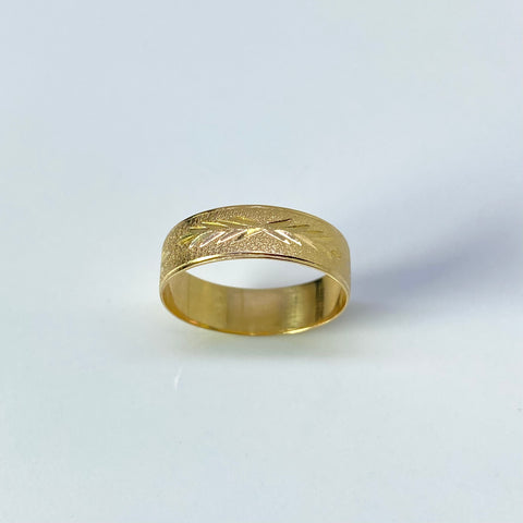 Anillo Fondo Diamantado Con Detalles Oro amarillo 18k / Talla 10 1/2 / 2,37 Gr