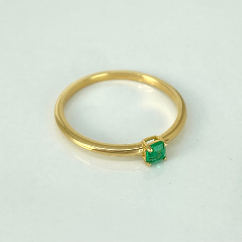 Anillo Solitario 20PTS Esmerlada Oro amarillo 18k / Talla 6 3/4 / 1,6 Gr †