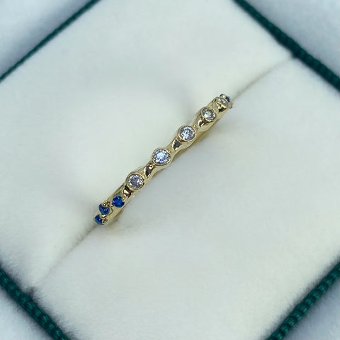 Anillo Circulo Circones Blancos Y Azules Oscuros Oro amarillo 18k / Talla 5 1/2 / 1,10 Gr *