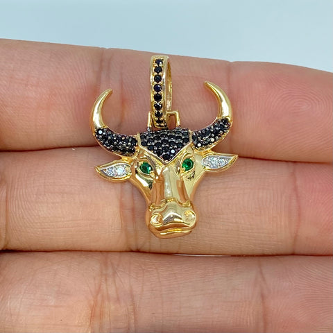 Dije Toro Circones Blancos Negros Y Verdes Oro amarillo 18k 5,8 Gr / 2,9 Cm  *