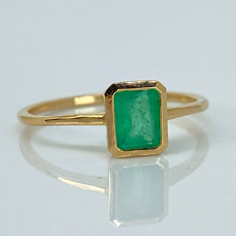 Anillo Solitario Esmeralda Rectangular 58PTS Oro amarillo 18k / Talla 6 / 1,55 Gr