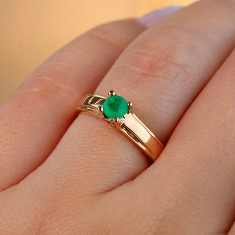 Anillo Solitario Esmeralda 0.31Ct  Oro amarillo 18k / Talla 5 3/4 / 3,12 Gr / 4,5 mm  *