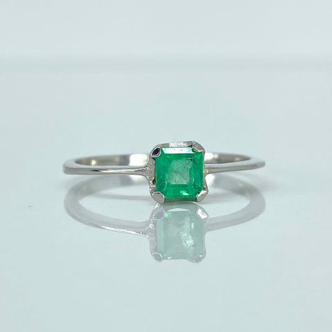 Anillo Solitario Esmeralda 0.4CT Oro blanco 18k / Talla 7 1/4 / 1,8 Gr *