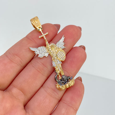 Dije San Miguel Arcangel Circones Blancos Oro amarillo y Oro blanco 18k 9,35 Gr / 5,6 Cm  *