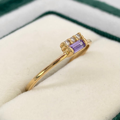 Anillo Cuadro Circón Lila Y Blancos Oro amarillo 18k / Talla 7 1/2 / 1,45 Gr †