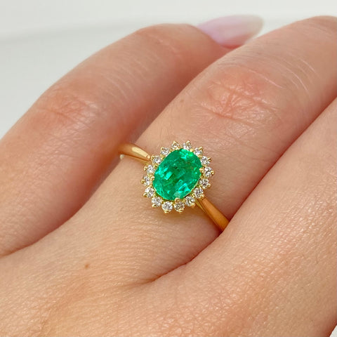 Anillo Solitario 65PTS Esmeralda / 16PTS Diamantes Oro amarillo 18k / Talla 6 3/4 / 2,68 Gr *