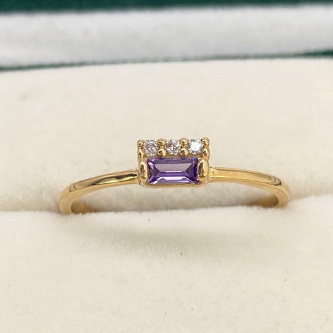 Anillo Cuadro Circón Lila Y Blancos Oro amarillo 18k / Talla 7 1/2 / 1,45 Gr †