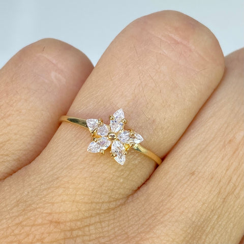 Anillo Flor Circones Blancos Oro amarillo 18k / Talla 6 3/4 / 1,24 Gr