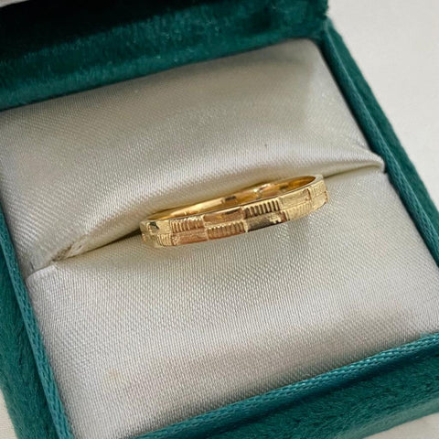 Anillo con Cuadrados Oro amarillo 18k / Talla 7 1/2 / 2,22 Gr