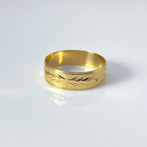 Anillo Fondo Diamantado Con Detalles Oro amarillo 18k / Talla 10 1/2 / 2,37 Gr