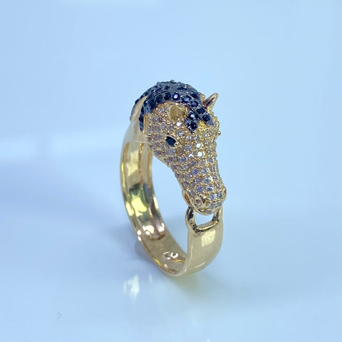 Anillo Caballo Circones Blancos y Negros Oro amarillo 18k / Talla 10 3/4 / 7,20 Gr †