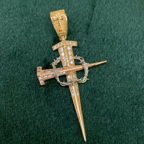 Dije Cruz Clavo Circones Blancos Tres oros 18k 6,50 Gr / 5,5 Cm  *