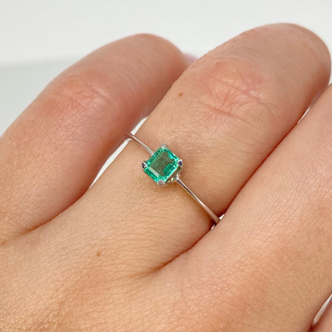 Anillo Solitario Esmeralda 0.4CT Oro blanco 18k / Talla 6 1/2 / 1,6 Gr *