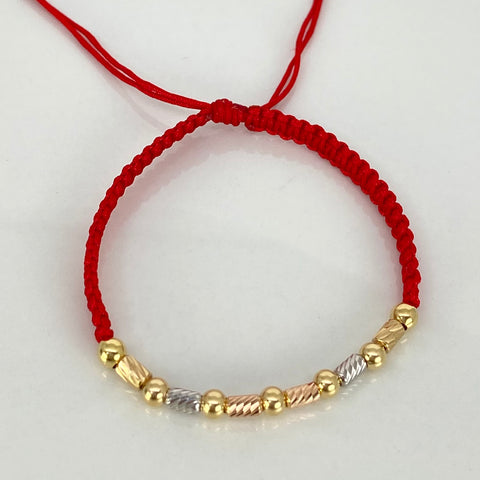 Pulsera tejida Bolas Lisas 7uni 4mm / Cilindros 8uni 3mm / Hilo Rojo Tres oros 18k 1,48 Gr *