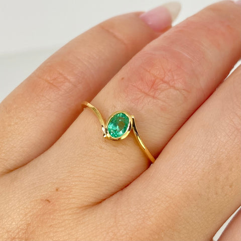 Anillo Solitario Esmeralda Ovalada 40PTS  Oro amarillo 18k / Talla 6 3/4 / 1,65 Gr *
