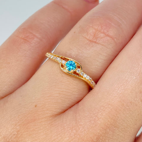Anillo Solitario Churumbela Circones Blancos Celeste Oro amarillo / Talla 5 1/2 / 1,75 Gr