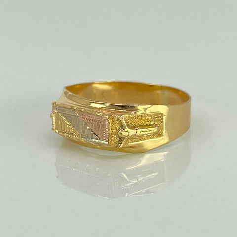 Anillo Sello Rectangular Diamantado Cristos Tres oros 18k / Talla 8 1/2 / 2,47 Gr