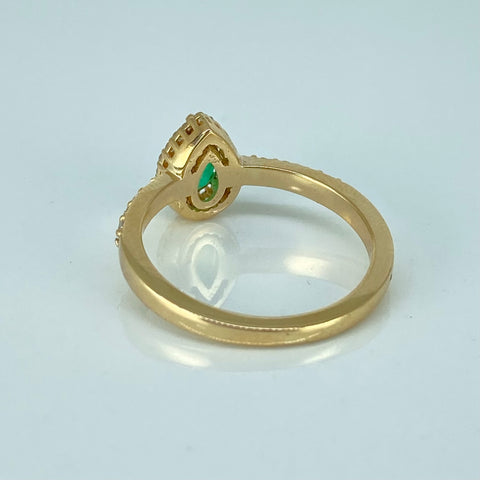 Anillo Solitario Lagrima Esmeralda y Diamantes POR FABRICACION Oro amarillo 18k / Talla 6/10 / 4,21 Gr *