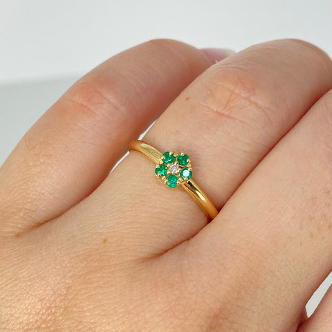 Anillo Flor 13PTS Esmeralda / 1PTS Diamante  Oro amarillo 18k / Talla 6 1/4 / 1,65 Gr *