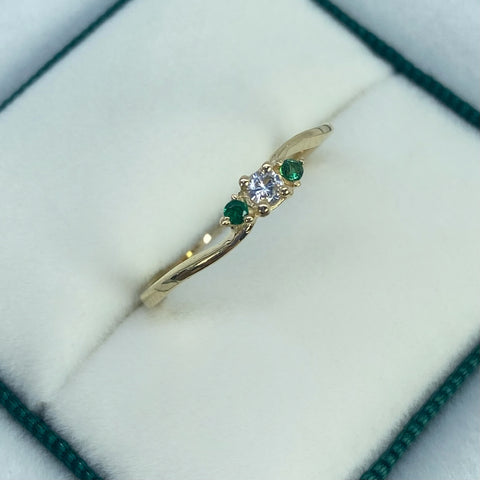 Anillo Solitario Circon Blanco Y Verdes Oro amarillo 18k / Talla 6 1/2 / 1,86 Gr †