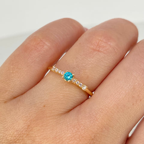 Anillo Solitario Churumbela Circon Blancos Azules Oro amarillo / Talla 7 / 1,47 Gr