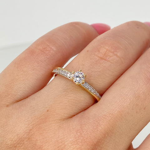 Anillo Solitario Circones Blancos Lineal Oro amarillo 18k / Talla 6 3/4 / 2,33 Gr †
