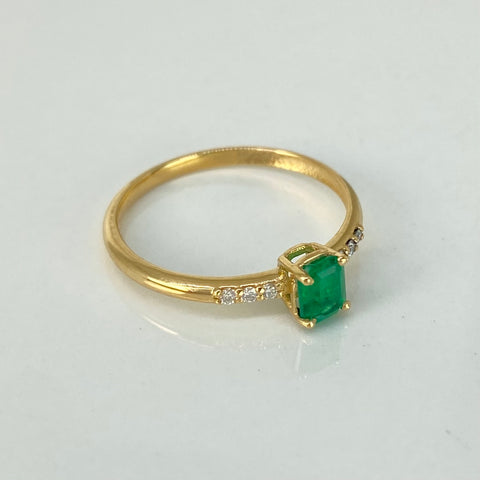 Anillo Solitario Rectangular 35PTS Esmeralda / 6PTS Diamantes Oro amarillo 18k / Talla 6 1/2 / 1,7 Gr †