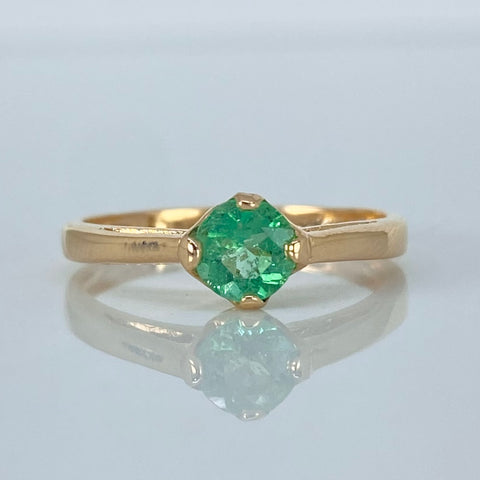 Anillo Solitario Esmeralda 0.4 CT Oro amarillo 18k / Talla 6 3/4 / 2,21 Gr *